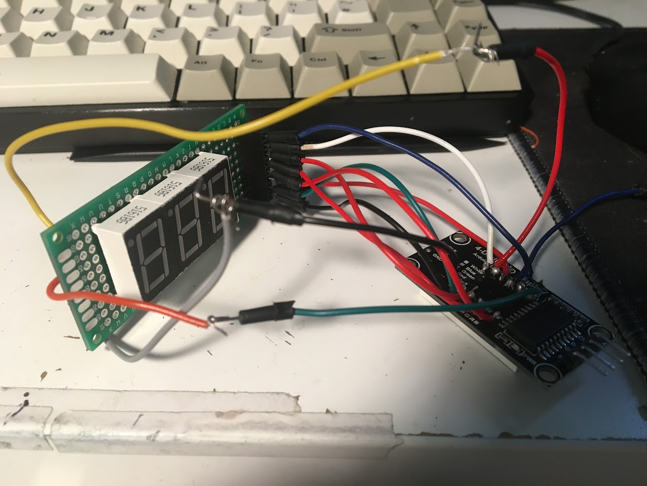 Perfboard avec 3 afficheurs 7 segments vert branchés avec le module TM1637